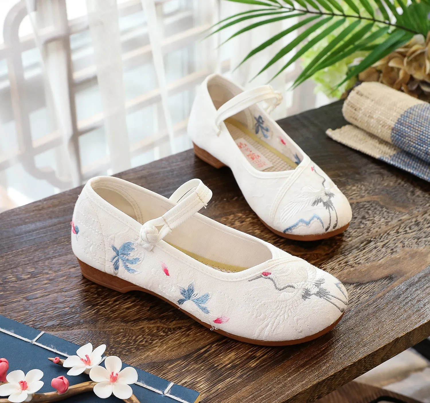 Women's Embroidered Cotton Chinese Style Low Buckle Canvas Shoes