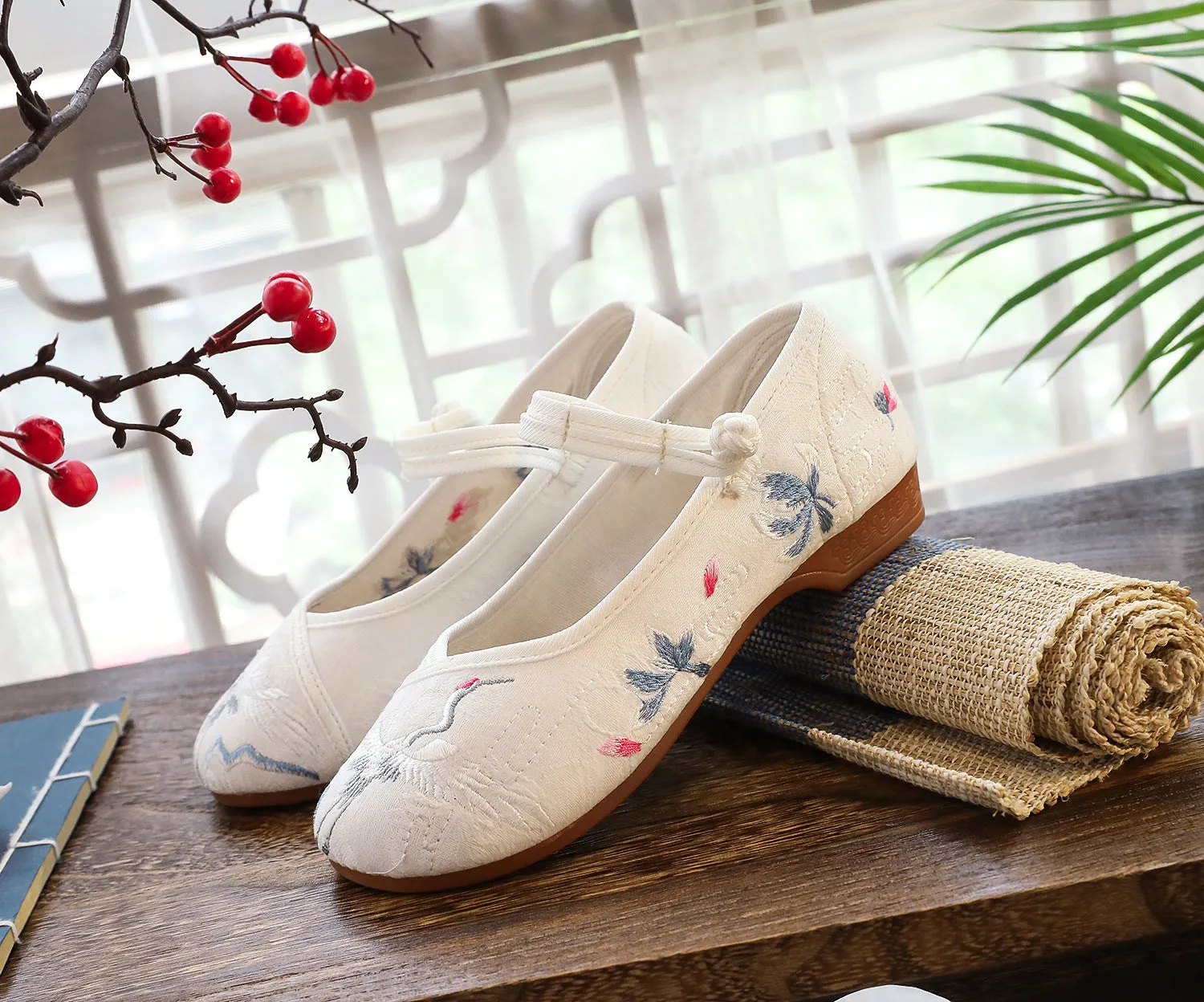 Women's Embroidered Cotton Chinese Style Low Buckle Canvas Shoes