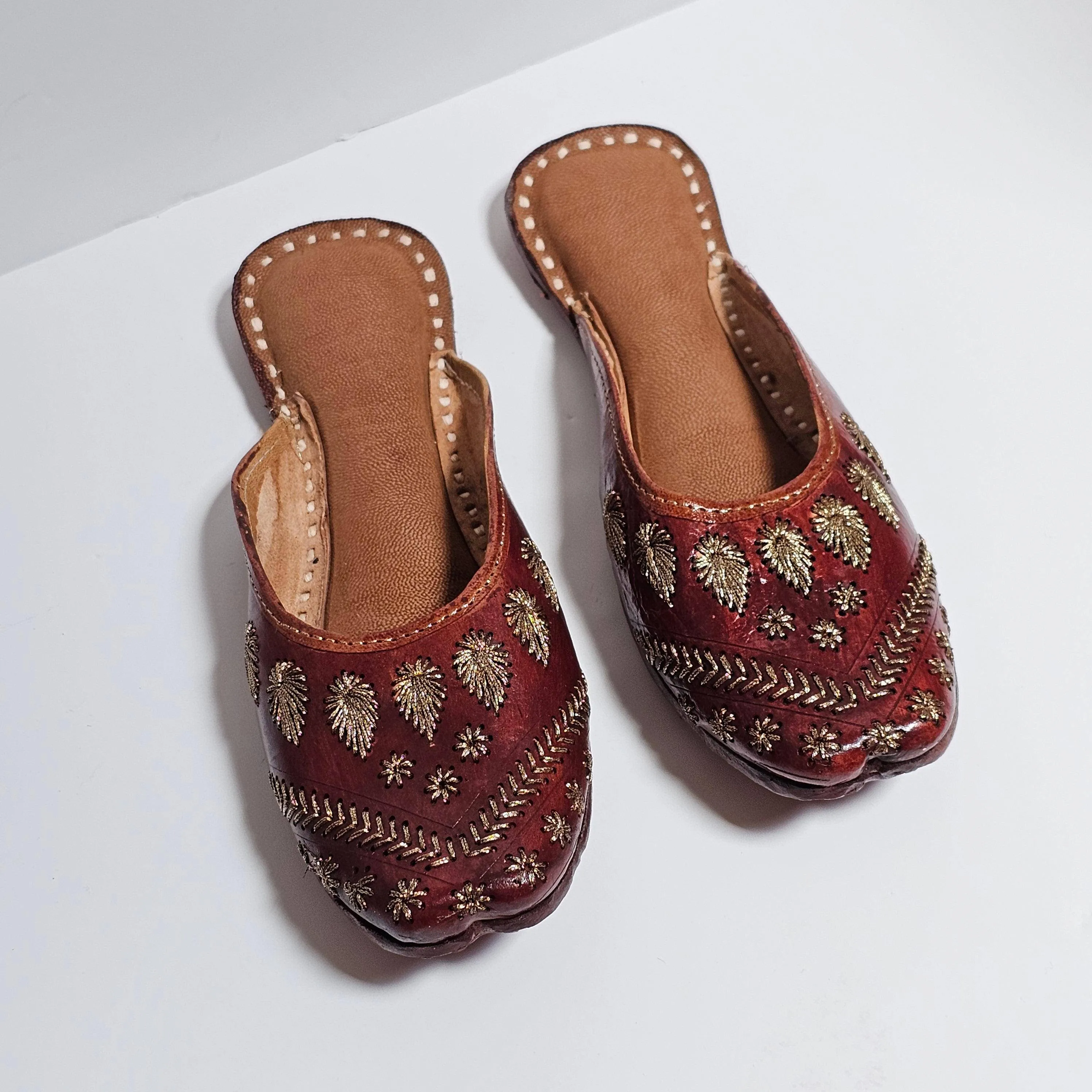 Women's Handmade Embroidered Brown Leather Punjabi Juttis