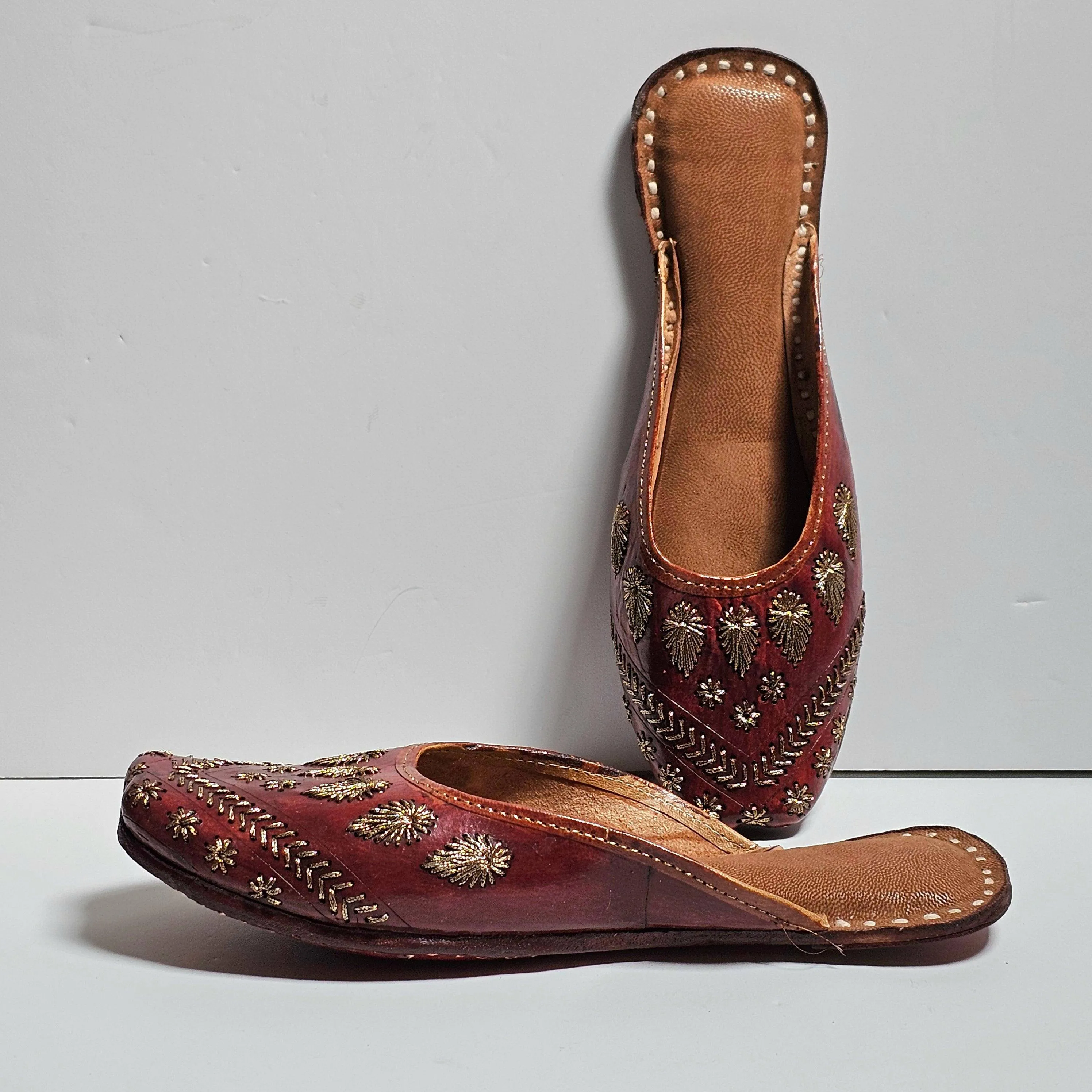 Women's Handmade Embroidered Brown Leather Punjabi Juttis