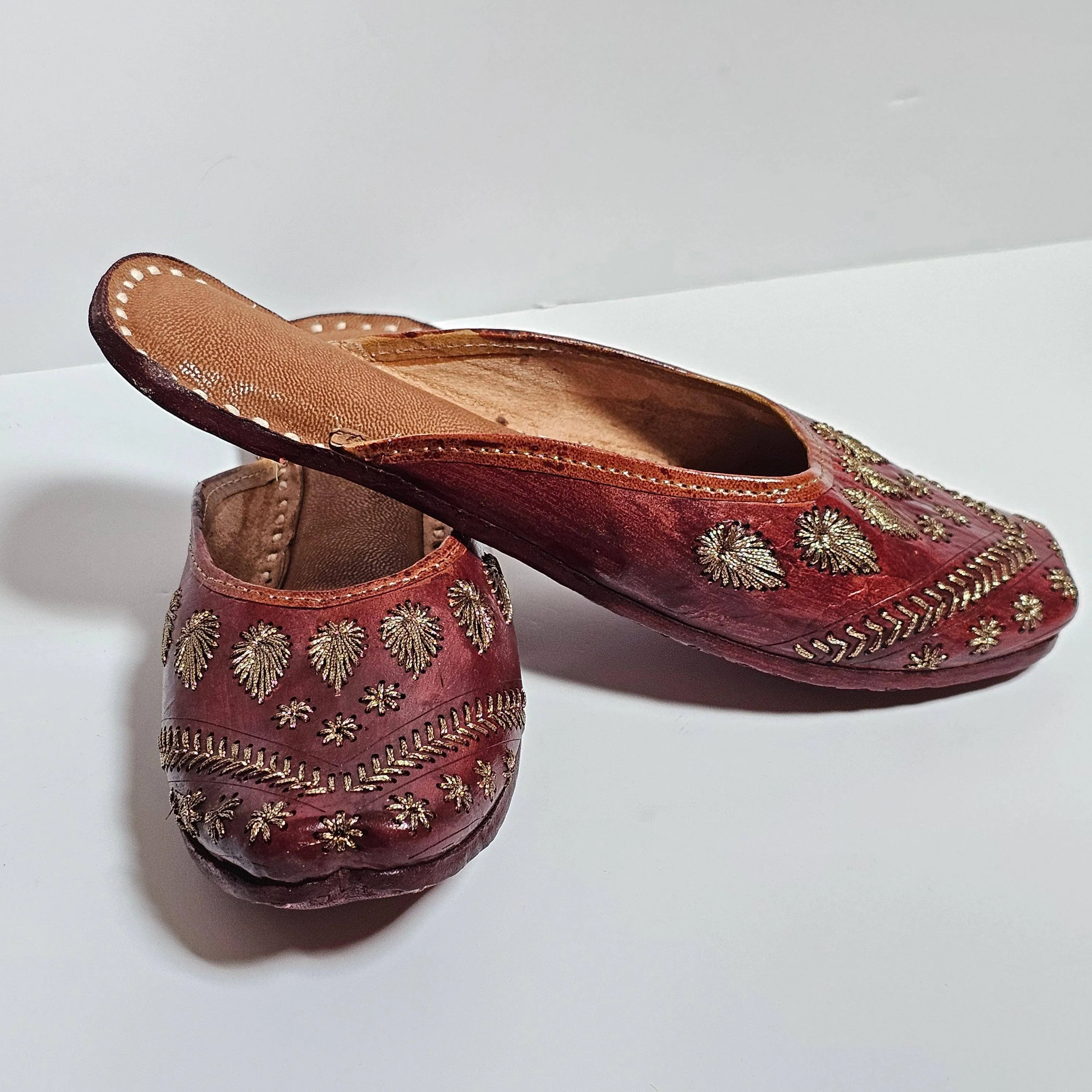 Women's Handmade Embroidered Brown Leather Punjabi Juttis