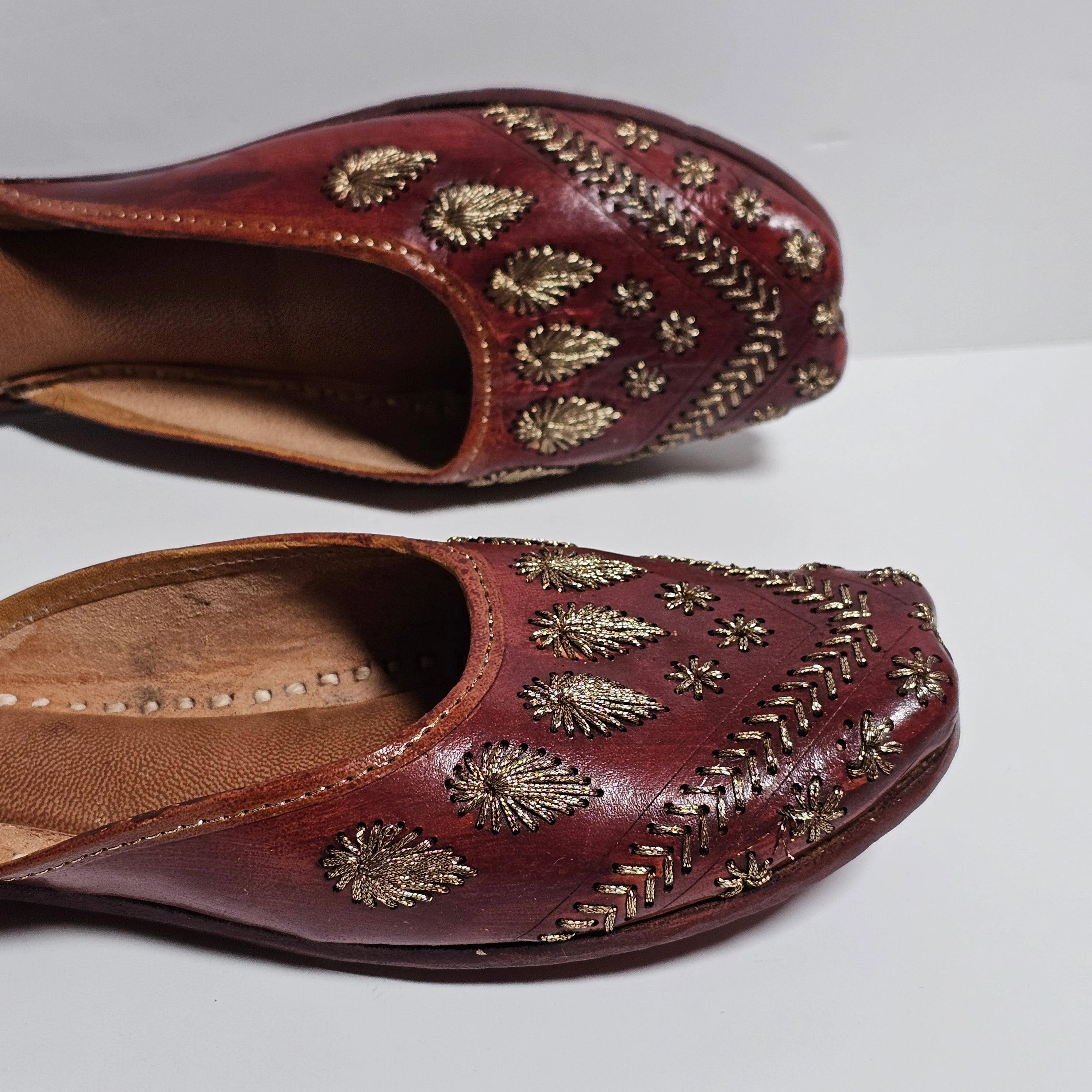 Women's Handmade Embroidered Brown Leather Punjabi Juttis