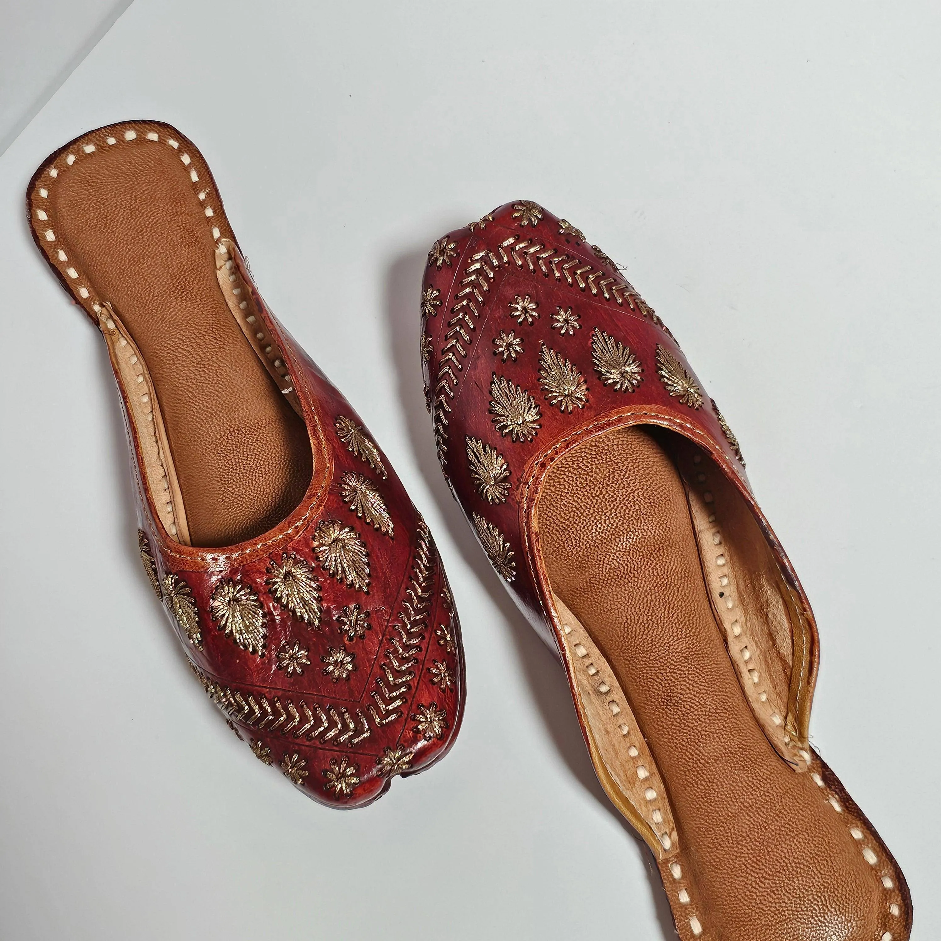 Women's Handmade Embroidered Brown Leather Punjabi Juttis